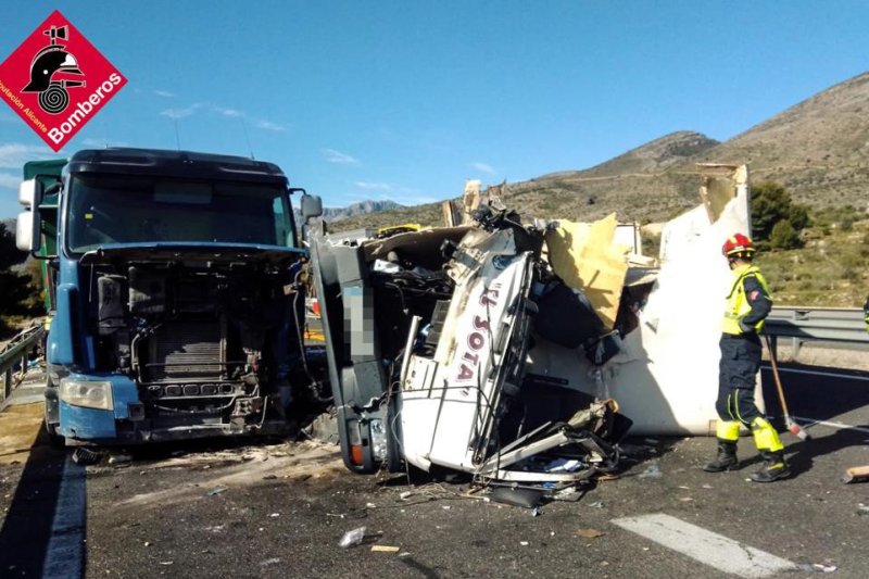 Un herido leve al volcar un camión en la AP-7  Un herido leve al volcar un camión en la AP-7