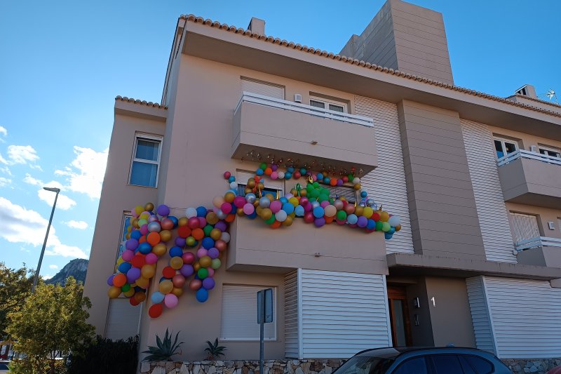 La Regidoria de Festes de Pego aconsegueix revitalitzar l’ambient nadalenc del municipi amb el primer concurs de façanes i balcons La Regidoria de Festes de Pego aconsegueix revitalitzar l’ambient nadalenc del municipi amb el primer concurs de façanes i balcons