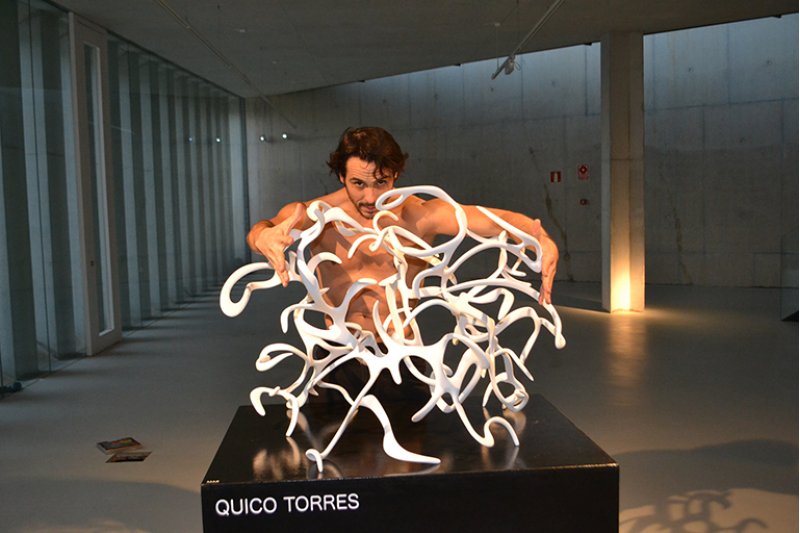 Un solo de ballet clásico nacido a partir de una escultura Un solo de ballet clásico nacido a partir de una escultura