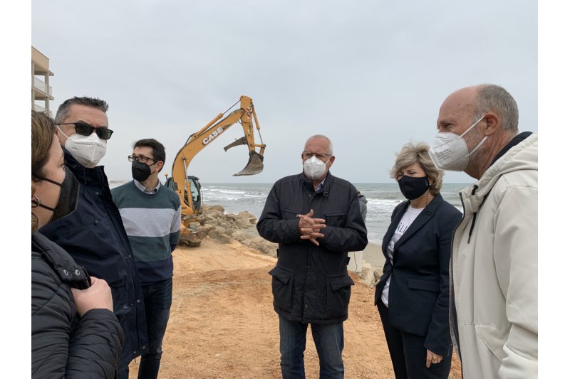 Los vecinos de Les Deveses reclaman “menos palabras y más hechos” para dar solución a los problemas de las playas Los vecinos de Les Deveses reclaman “menos palabras y más hechos” para dar solución a los problemas de las playas