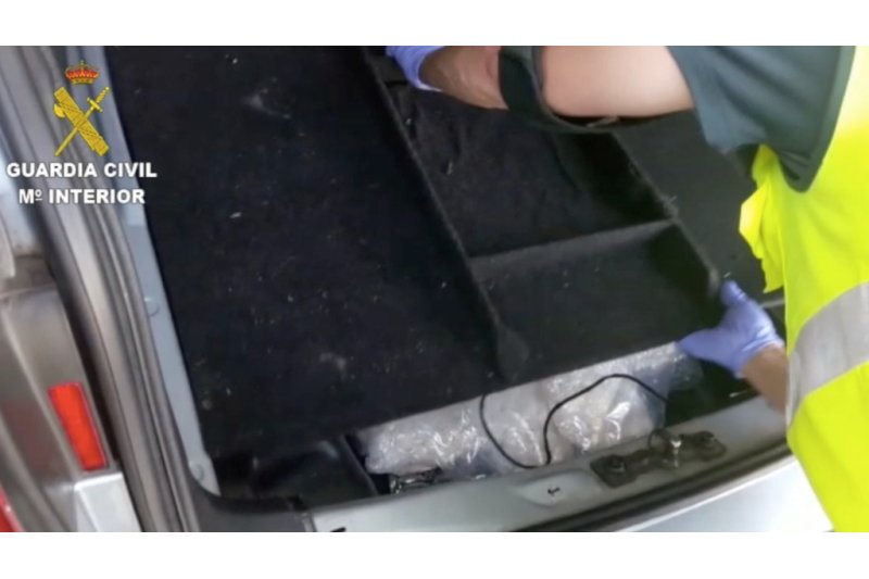 La Guardia Civil impide que dos jóvenes trasladen 15 kilos de cristal a Ibiza  desde Dénia  La Guardia Civil impide que dos jóvenes trasladen 15 kilos de cristal a Ibiza  desde Dénia