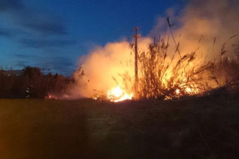 El incendio de una torre eléctrica provoca cortes de luz en Dénia El incendio de una torre eléctrica provoca cortes de luz en Dénia