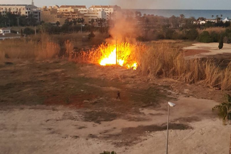 El incendio de una torre eléctrica provoca cortes de luz en Dénia El incendio de una torre eléctrica provoca cortes de luz en Dénia