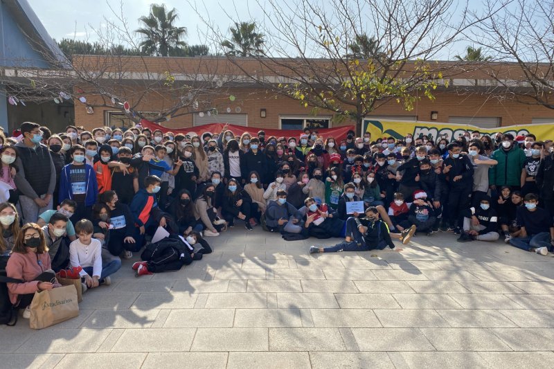 La Cursa Nadalenca i Solidària de l’Institut de Pedreguer recapta aliments per a Càritas La Cursa Nadalenca i Solidària de l’Institut de Pedreguer recapta aliments per a Càritas