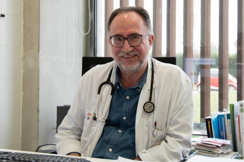 El neumólogo del Hospital de Dénia recomienda decir no al tabaco y al vapeo, respirar aire limpio y hacer ejercicio físico con regularidad El neumólogo del Hospital de Dénia recomienda decir no al tabaco y al vapeo, respirar aire limpio y hacer ejercicio físico con regularidad