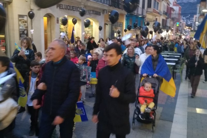 Una manifestación contra la invasión rusa recorre las calles del centro de Dénia  Una manifestación contra la invasión rusa recorre las calles del centro de Dénia