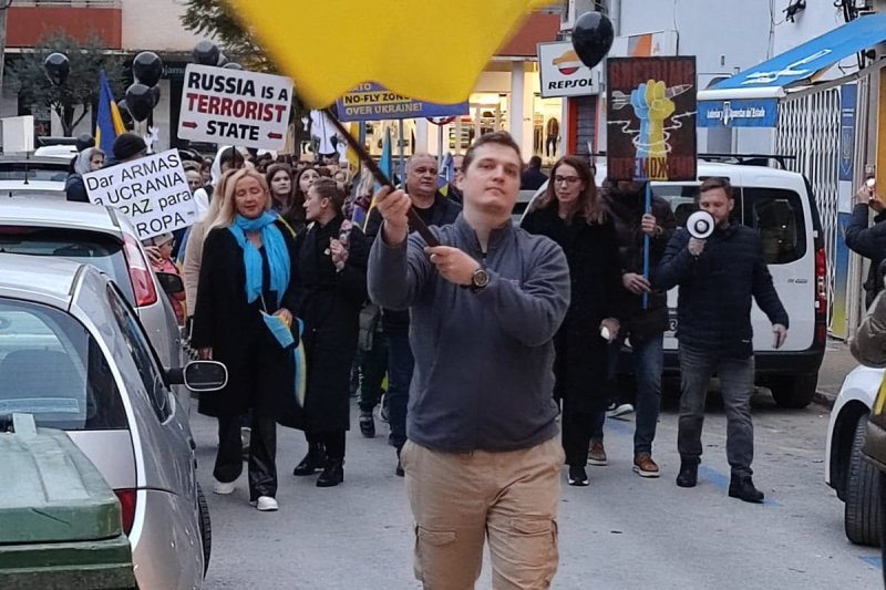 Una manifestación contra la invasión rusa recorre las calles del centro de Dénia  Una manifestación contra la invasión rusa recorre las calles del centro de Dénia