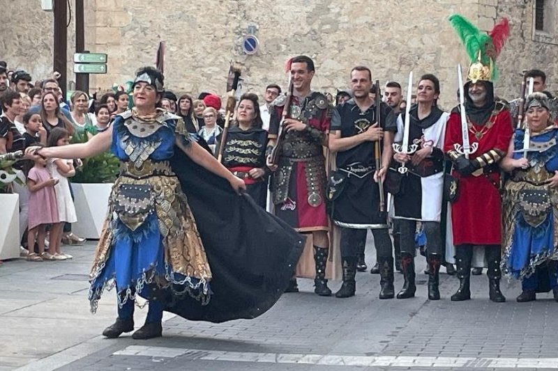 La colgada del cartel de Moros y Cristianos en el balcón del Ayuntamiento inicia la cuenta atrás hacia las fiestas patronales de Pego La colgada del cartel de Moros y Cristianos en el balcón del Ayuntamiento inicia la cuenta atrás hacia las fiestas patronales de Pego