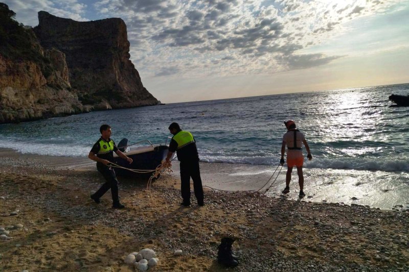 Llegan diez hombres y una mujer embarazada  en una patera al Poble Nou de Benitaxell  Llegan diez hombres y una mujer embarazada  en una patera al Poble Nou de Benitaxell