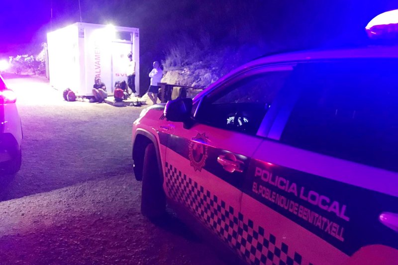 Llegan diez hombres y una mujer embarazada  en una patera al Poble Nou de Benitaxell  Llegan diez hombres y una mujer embarazada  en una patera al Poble Nou de Benitaxell