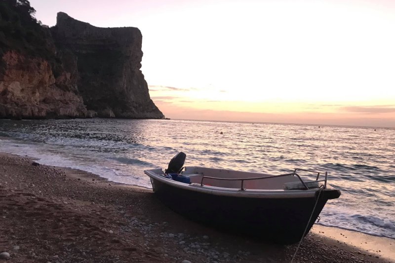 Llegan diez hombres y una mujer embarazada  en una patera al Poble Nou de Benitaxell  Llegan diez hombres y una mujer embarazada  en una patera al Poble Nou de Benitaxell