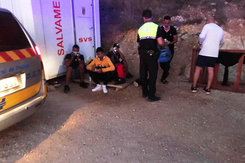 Llegan diez hombres y una mujer embarazada  en una patera al Poble Nou de Benitaxell  Llegan diez hombres y una mujer embarazada  en una patera al Poble Nou de Benitaxell