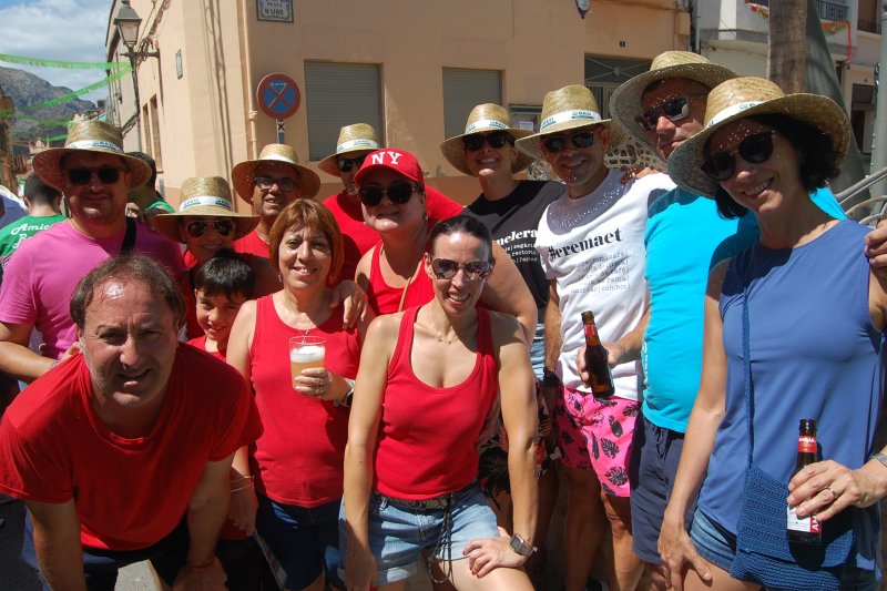 Esmorzar i desfilada de penyes per a encarrilar les festes patronals de Benimeli Esmorzar i desfilada de penyes per a encarrilar les festes patronals de Benimeli