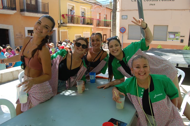 Esmorzar i desfilada de penyes per a encarrilar les festes patronals de Benimeli Esmorzar i desfilada de penyes per a encarrilar les festes patronals de Benimeli