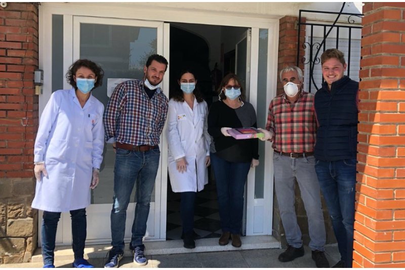 Passió Pels Bous dona una tablet a la residència de Pedreguer per facilitar la connexió de la gent major amb els seus familiars Passió Pels Bous dona una tablet a la residència de Pedreguer per facilitar la connexió de la gent major amb els seus familiars