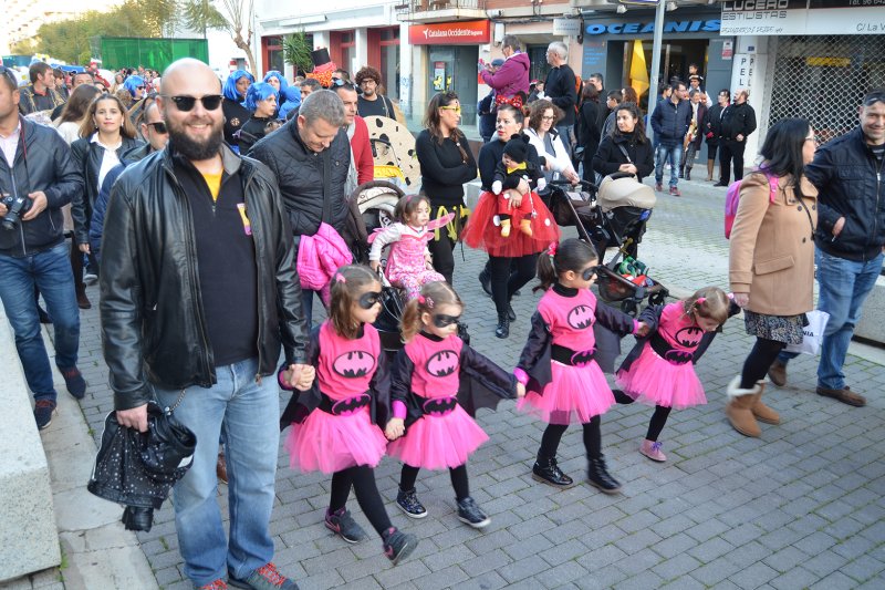 La imaginación y originalidad de los disfraces infantiles llenan las calles de Dénia La imaginación y originalidad de los disfraces infantiles llenan las calles de Dénia