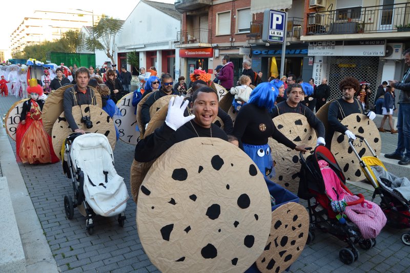 La imaginación y originalidad de los disfraces infantiles llenan las calles de Dénia La imaginación y originalidad de los disfraces infantiles llenan las calles de Dénia