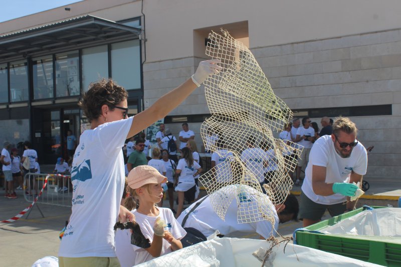 La jornada de limpieza marina de Dénia recoge más de 300 kilos de residuos La jornada de limpieza marina de Dénia recoge más de 300 kilos de residuos