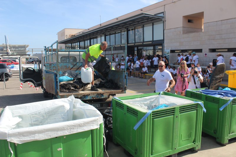 La jornada de limpieza marina de Dénia recoge más de 300 kilos de residuos La jornada de limpieza marina de Dénia recoge más de 300 kilos de residuos