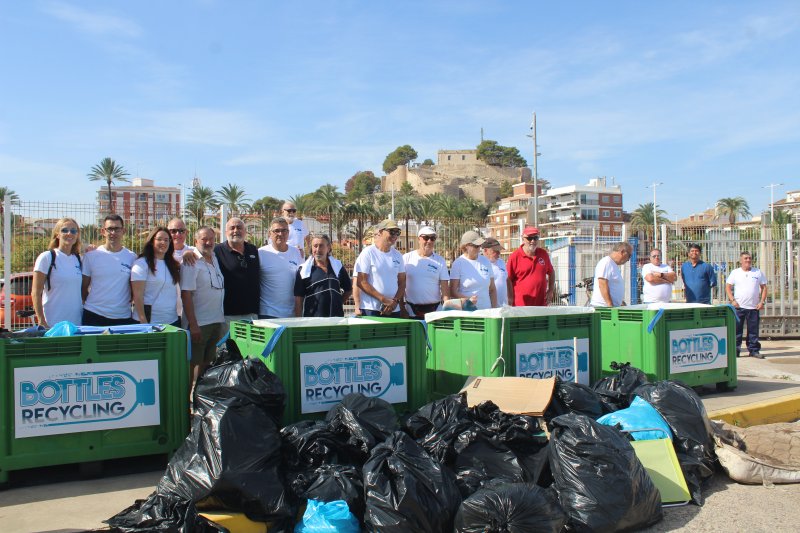 La jornada de limpieza marina de Dénia recoge más de 300 kilos de residuos La jornada de limpieza marina de Dénia recoge más de 300 kilos de residuos