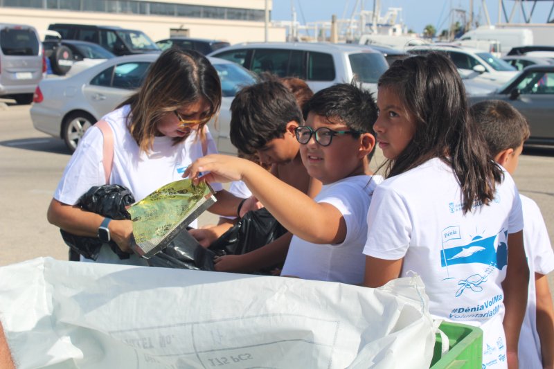 La jornada de limpieza marina de Dénia recoge más de 300 kilos de residuos La jornada de limpieza marina de Dénia recoge más de 300 kilos de residuos