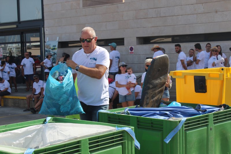 La jornada de limpieza marina de Dénia recoge más de 300 kilos de residuos La jornada de limpieza marina de Dénia recoge más de 300 kilos de residuos