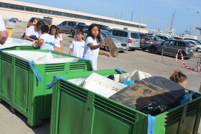 La jornada de limpieza marina de Dénia recoge más de 300 kilos de residuos La jornada de limpieza marina de Dénia recoge más de 300 kilos de residuos