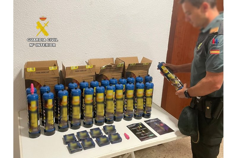 La Guardia Civil interviene 24 botellas de “gas de la risa” en Xàbia   La Guardia Civil interviene 24 botellas de “gas de la risa” en Xàbia