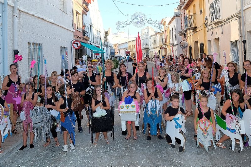 Trolls i Anem de fira s’imposen al concurs de carrosses i comparses d'El Verger  Trolls i Anem de fira s’imposen al concurs de carrosses i comparses d'El Verger