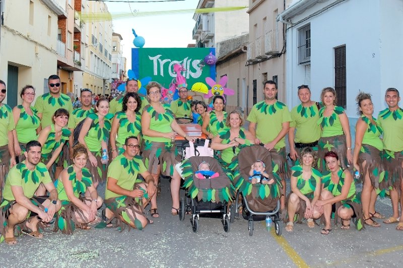 Trolls i Anem de fira s’imposen al concurs de carrosses i comparses d'El Verger  Trolls i Anem de fira s’imposen al concurs de carrosses i comparses d'El Verger