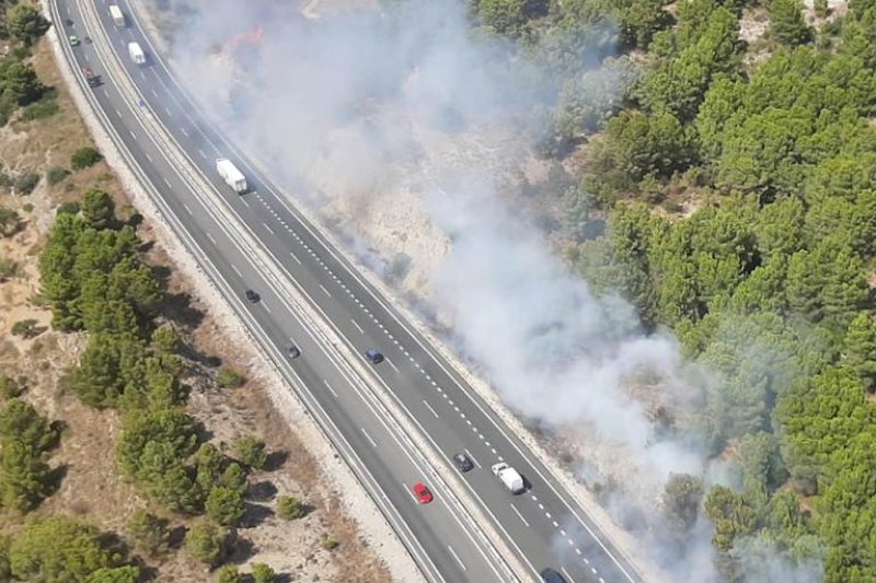 Los bomberos controlan el incendio producido junto a la.AP 7 en Benissa Los bomberos controlan el incendio producido junto a la.AP 7 en Benissa