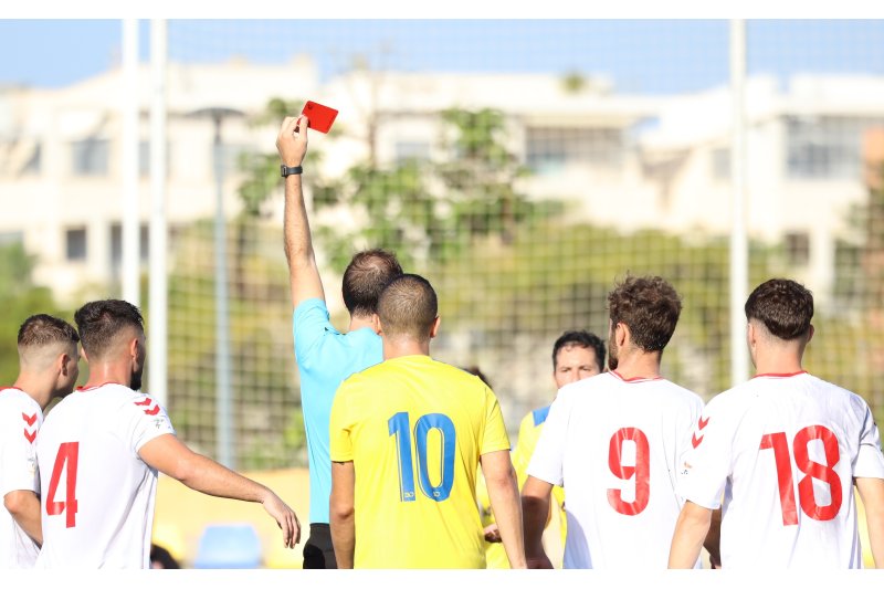 Preocupación en el CD Dénia por las sanciones: seis partidos a Seguí y uno para Paco y Elías Preocupación en el CD Dénia por las sanciones: seis partidos a Seguí y uno para Paco y Elías