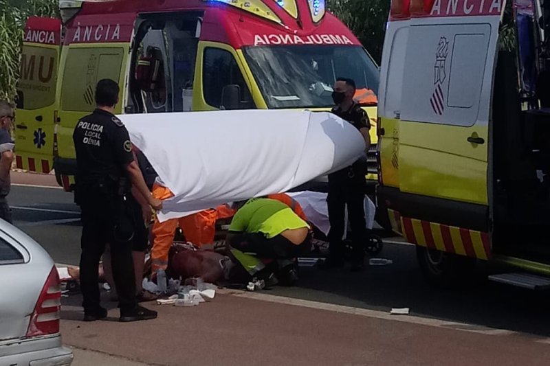 Un motorista pierde un brazo en un accidente de tráfico en Dénia Un motorista pierde un brazo en un accidente de tráfico en Dénia