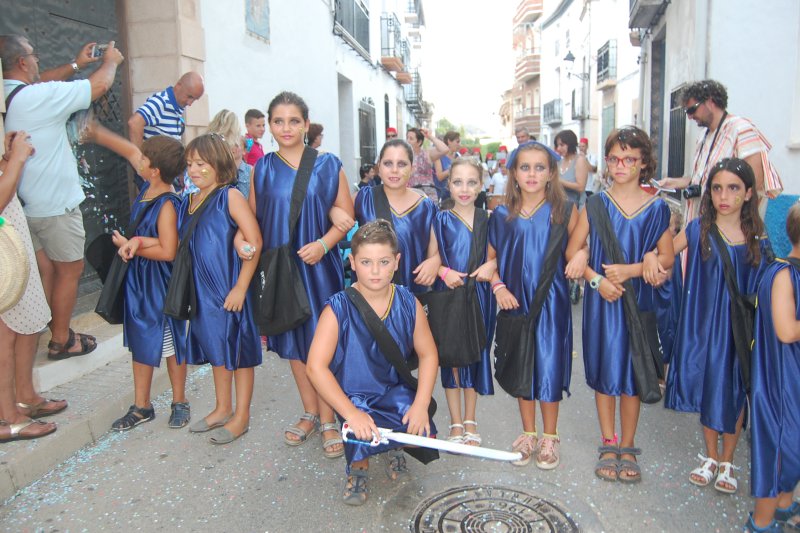 Els moros i cristians de Murla rememoren el passat de la vila en clau festera amb una espectacular entrada Els moros i cristians de Murla rememoren el passat de la vila en clau festera amb una espectacular entrada