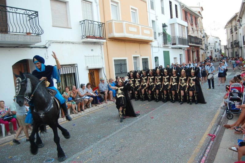 Els moros i cristians de Murla rememoren el passat de la vila en clau festera amb una espectacular entrada Els moros i cristians de Murla rememoren el passat de la vila en clau festera amb una espectacular entrada