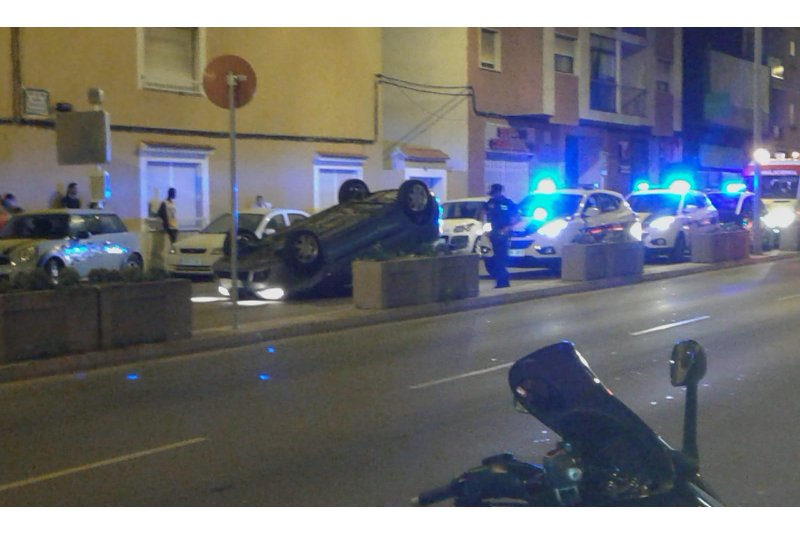 Aparatoso accidente en la avenida de Alicante en Dénia Aparatoso accidente en la avenida de Alicante en Dénia