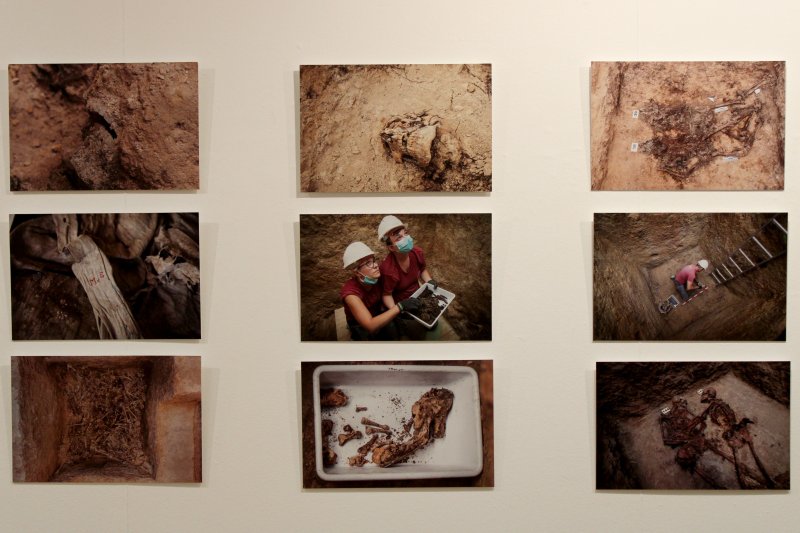 Una exposición reúne varías miradas sobre las exhumaciones de las víctimas del franquismo  Una exposición reúne varías miradas sobre las exhumaciones de las víctimas del franquismo