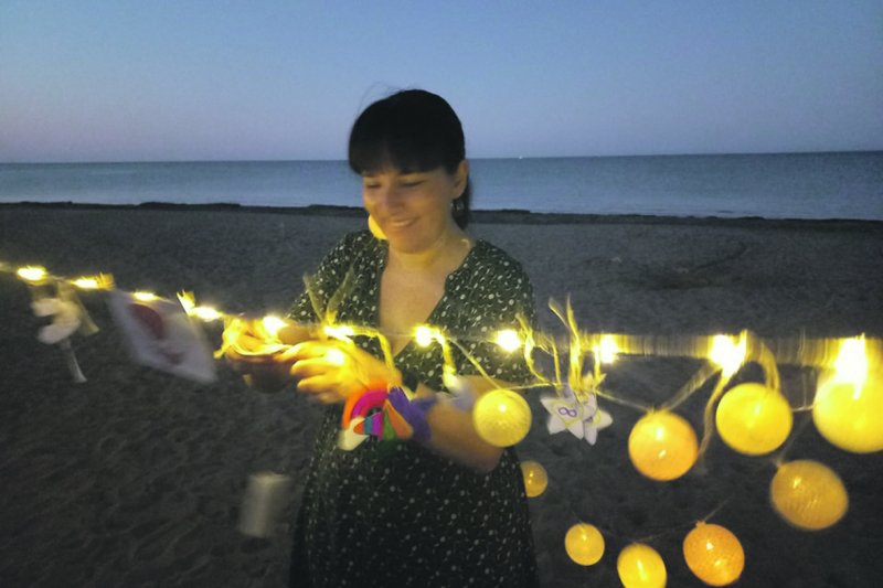 Un encuentro emotivo y luces azul y rosa en el día del duelo perinatal Un encuentro emotivo y luces azul y rosa en el día del duelo perinatal