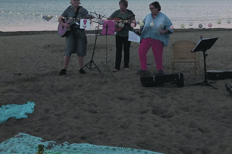 Un encuentro emotivo y luces azul y rosa en el día del duelo perinatal Un encuentro emotivo y luces azul y rosa en el día del duelo perinatal