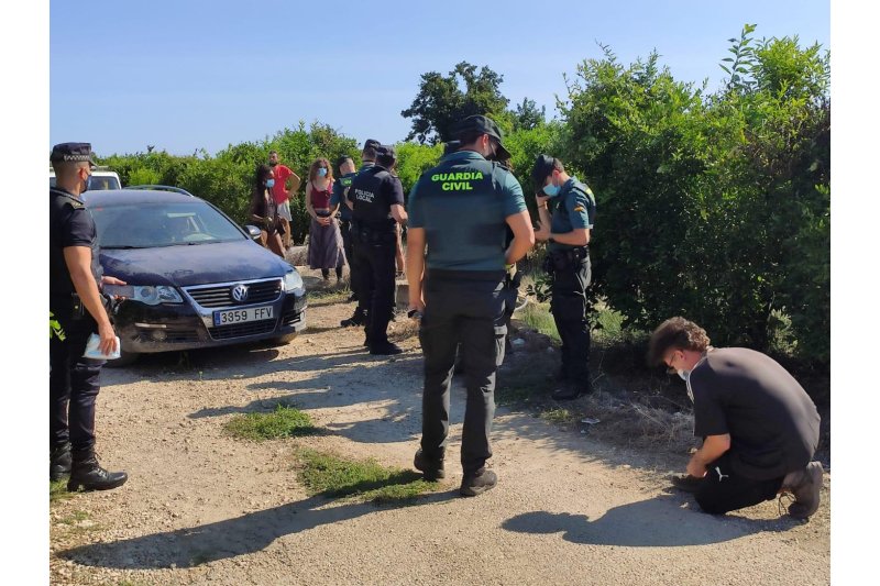 Desmantelan una fiesta rave en el camí Marjals de Pego con cerca de un centenar de jóvenes participantes Desmantelan una fiesta rave en el camí Marjals de Pego con cerca de un centenar de jóvenes participantes