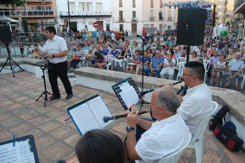 Comedia y música tradicional se mezclan en la recta final de las fiestas de Pego Comedia y música tradicional se mezclan en la recta final de las fiestas de Pego