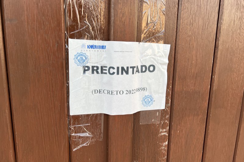 El Ayuntamiento cierra los locales de la punta del Arenal y un empresario anuncia acciones penales contra las autoridades y funcionarios  El Ayuntamiento cierra los locales de la punta del Arenal y un empresario anuncia acciones penales contra las autoridades y funcionarios