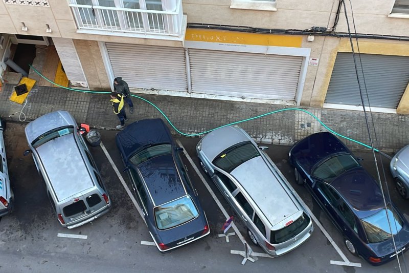 Se quedan sin agua tras la rotura accidental de una tubería Se quedan sin agua tras la rotura accidental de una tubería