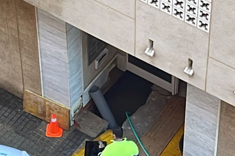 Se quedan sin agua tras la rotura accidental de una tubería Se quedan sin agua tras la rotura accidental de una tubería