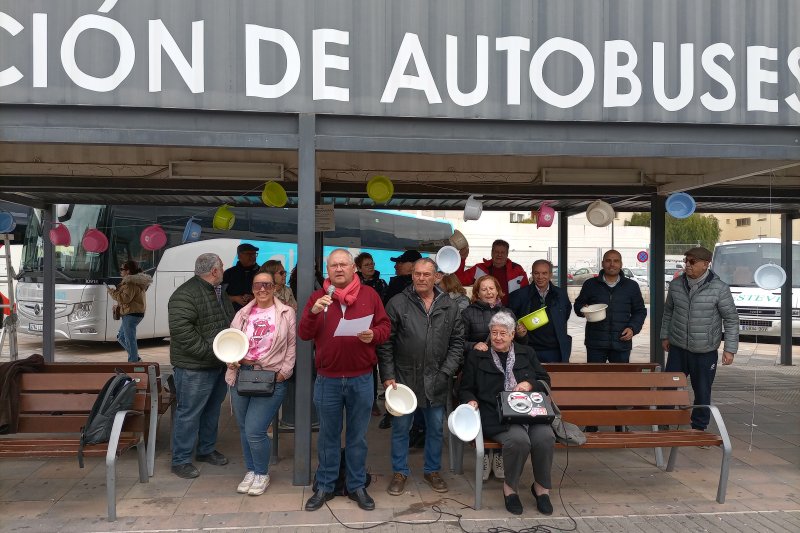 Gent de Dénia decora con orinales la estación de autobuses para denunciar que no tiene aseos Gent de Dénia decora con orinales la estación de autobuses para denunciar que no tiene aseos