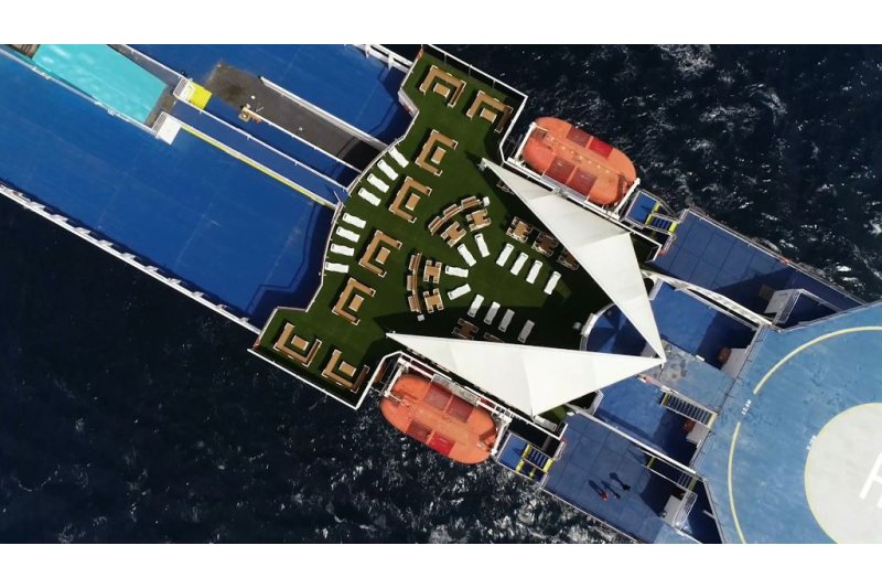 Baleària convierte 85.000 envases de plástico en mobiliario de terrazas para dos de sus ferries Baleària convierte 85.000 envases de plástico en mobiliario de terrazas para dos de sus ferries