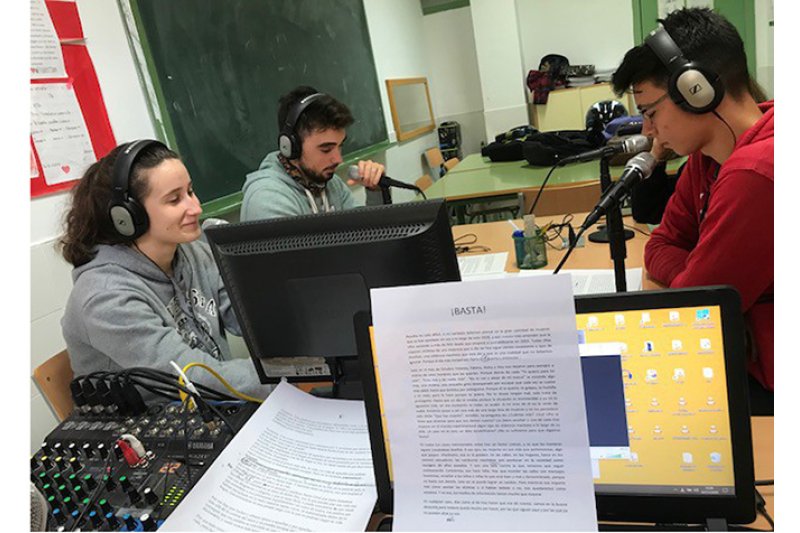 Manifiesto contra la violencia de género a través de la radio del instituto en Calp Manifiesto contra la violencia de género a través de la radio del instituto en Calp