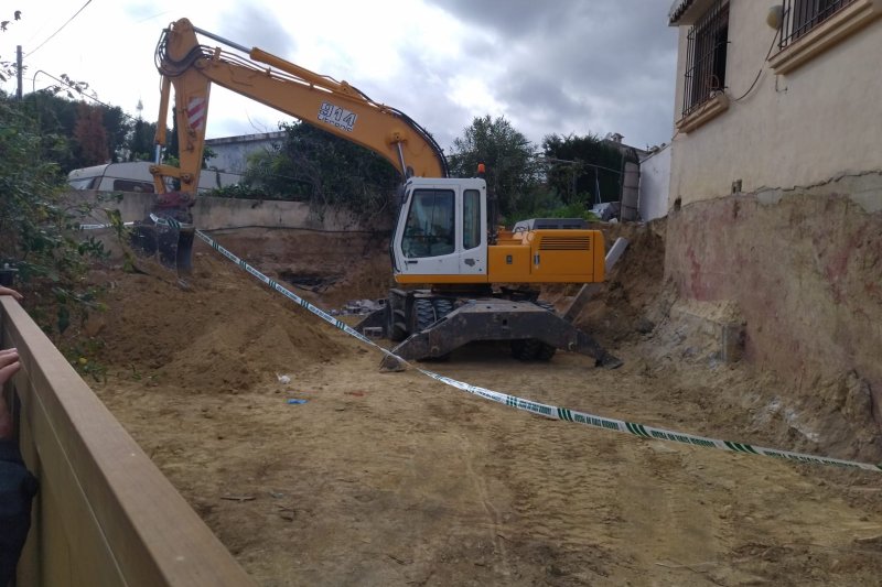 Un hombre de 62 años muere en Teulada tras caerle un muro encima  Un hombre de 62 años muere en Teulada tras caerle un muro encima