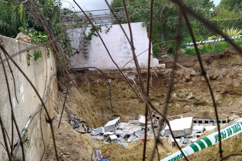 Un hombre de 62 años muere en Teulada tras caerle un muro encima  Un hombre de 62 años muere en Teulada tras caerle un muro encima