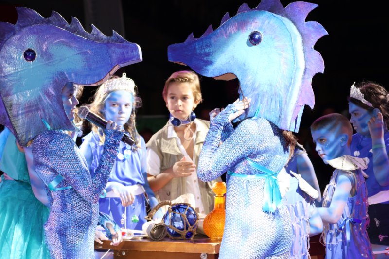 Los Escacs Vivents de Xàbia transporta su última representación al Oceanogràfic de València Los Escacs Vivents de Xàbia transporta su última representación al Oceanogràfic de València